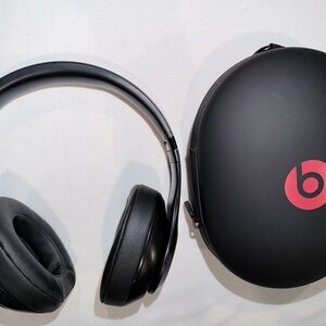 Beats Black Wireless Headphones with Case